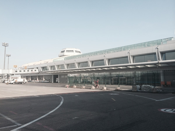 北京首都国际机场（地板嵌入管槽式铜管铝翅片自然对流散热器）安装案例