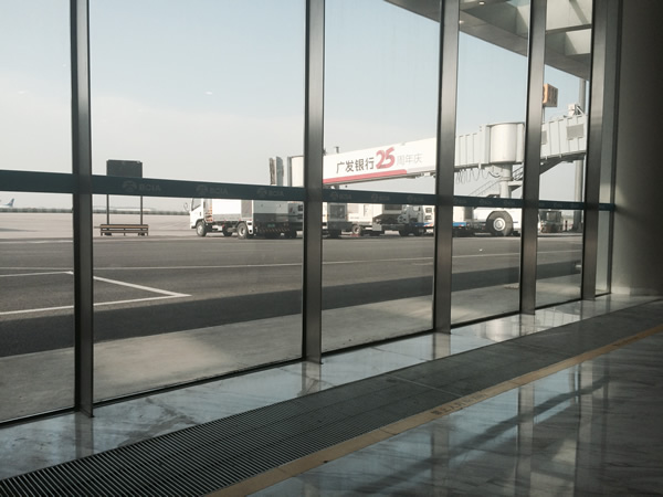 北京首都国际机场（地板嵌入管槽式铜管铝翅片自然对流散热器）安装案例